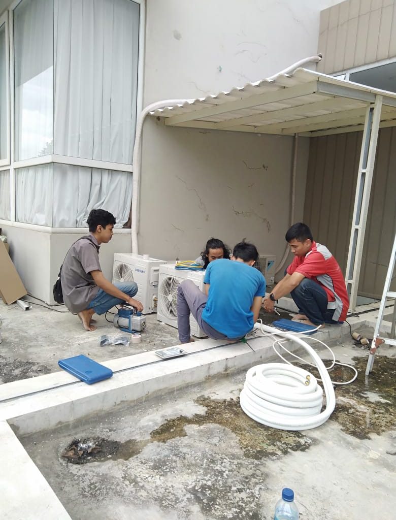 Pemasangan AC baru oleh teknisi Service AC Jakarta Selatan